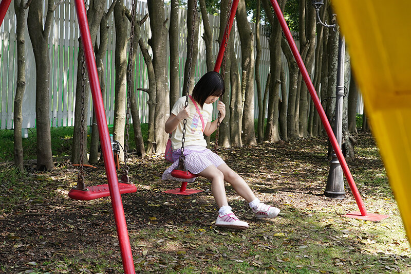 サンプル-【VR】【小さい女の子特化】公園で遊ぶ○年生かなちゃん 143cm。ろり友達と一緒に声をかけ、こっそり悪戯。そのままヤリ部屋に連れこんで抱っこ座位・駅弁ファックピストン！パンパンパン！