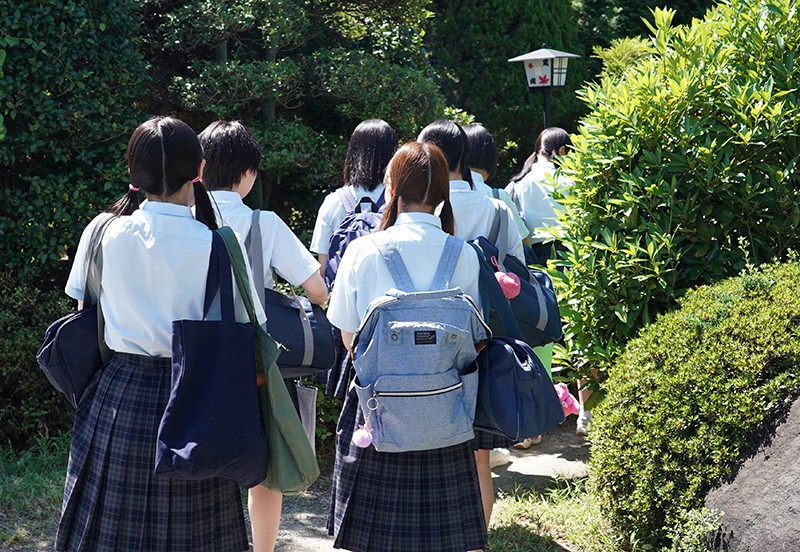 修学旅行でちょっとだけ大胆になったひよこビッチ達に告られまくったひと夏のハーレム 1