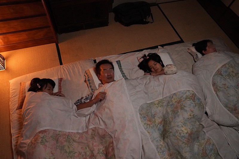 成長した姪っ子姉妹と昔みたいに川の字で寝た夜にいたずら姉妹が両サイドから乳首やち○こをいじってきたので逆襲姉妹丼ぶりでハめ倒してオトナの厳しさを教えてあげました。 画像2