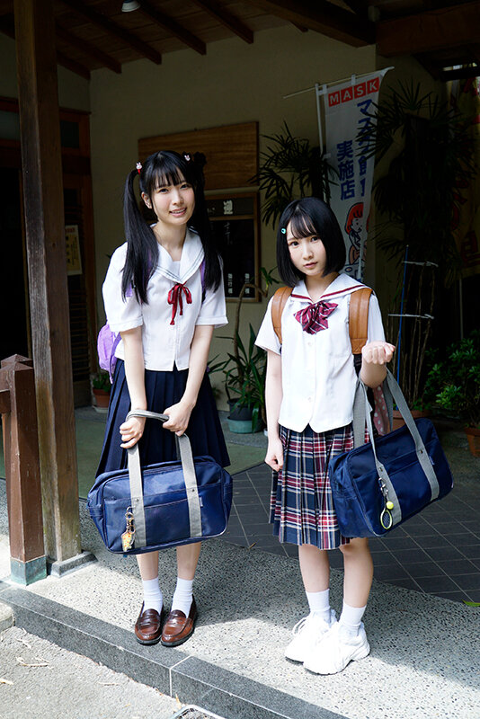 ちっぱい美少女2人と学校さぼって覚えたてのSEXヤリまくり温泉旅行 画像1