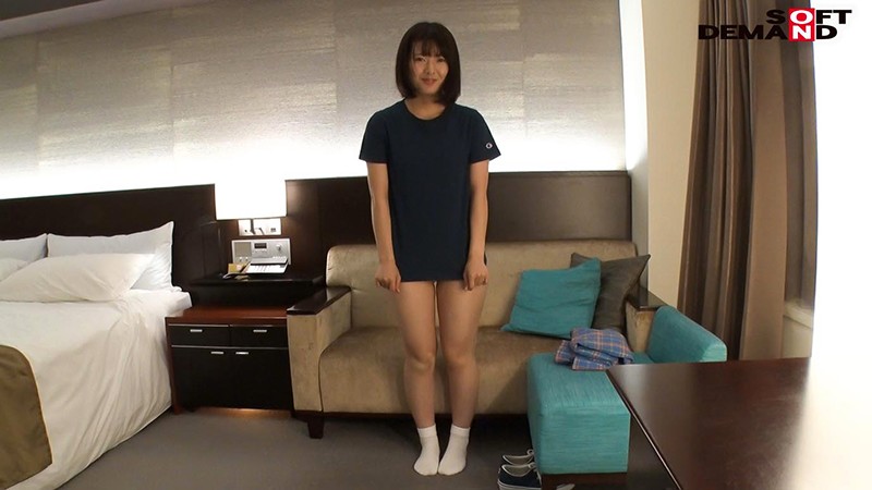 小泉ひなた こう見えて巨乳だよ？奥手な性格なのにむっつりすけべなボインちゃん デビュー前の未公開初SEX - Image 2