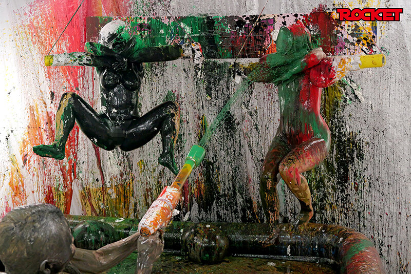 ROCKET18周年記念作品 どろんこプールにドボン!ウェット&メッシー(WAM)人間クレーンゲーム ~ボディペイントで巨大クレーンゲームのアームになって景品ゲットだぜ!~ 画像15