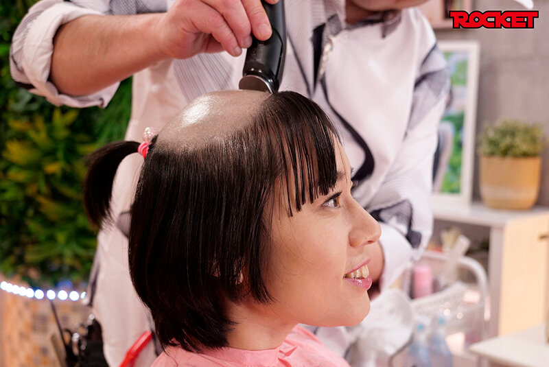 妄想アイテム究極進化シリーズ 無様エロ洗脳アプリスピンオフ ガチ丸坊主編 ～無様なスキンヘッドになる不幸が降りかかり洗脳が進むと羞恥芸も全力でやってしまう女に改変～ 画像1