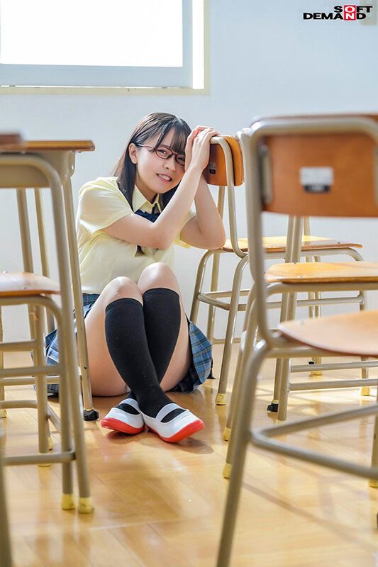 地味巨乳で押し弱サセ子の同級生に、イケてない男子たちが学校中でこっそり抜いてもらった一年間の盗撮記録 柏木こなつ 画像2