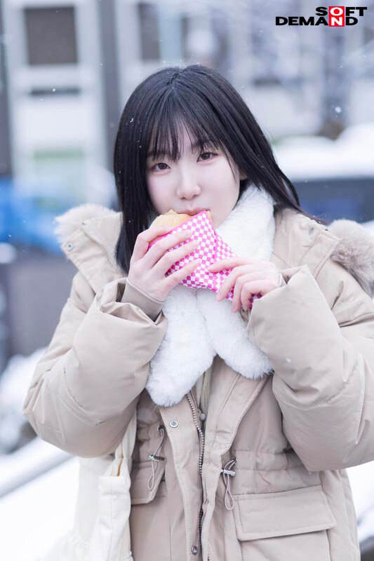 未だ恋も知らない処女 湯浅紬(20) クラスで唯一物怖じせずに話せる、化粧っ気のない二次元エロ好き女オタク。そんなあの娘が東京でAVデビュー 画像3