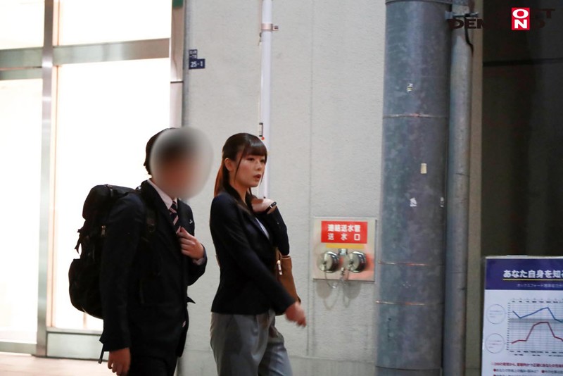 女上司と男部下がSMラブホで2人っきり!身動き取れない上司のぷるるんボディに部下のチ○ポは破裂寸前!うっかり火がついた2人は初結合?! 画像18