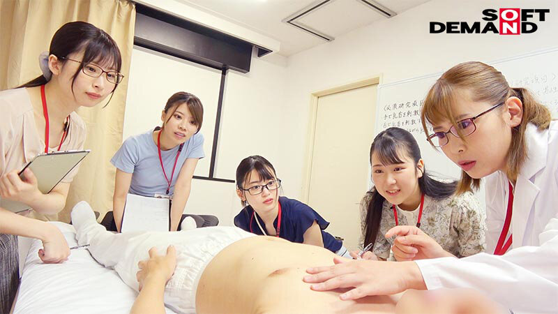 全裸男性を複数名の着衣SOD女子社員がじっくり恥じらい研究報告 真剣チクビ囲み実験 SOD性科学ラボ REPORT18 敏感反応に戸惑いながらも膨らむ乳首と脈打ちペニスから目が離せない16名 画像3