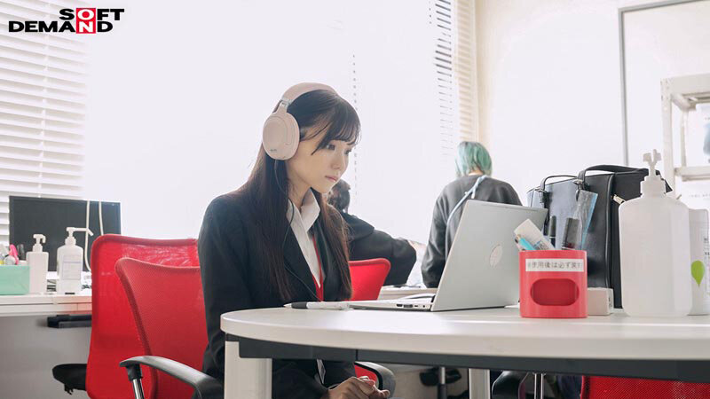 宣伝部 松永あかり 2度目のAV出演 はじめて尽くしの5日間に密着! こっそり露出 主観フェラ ローションプレイ 玩具オナニー 3P 画像3