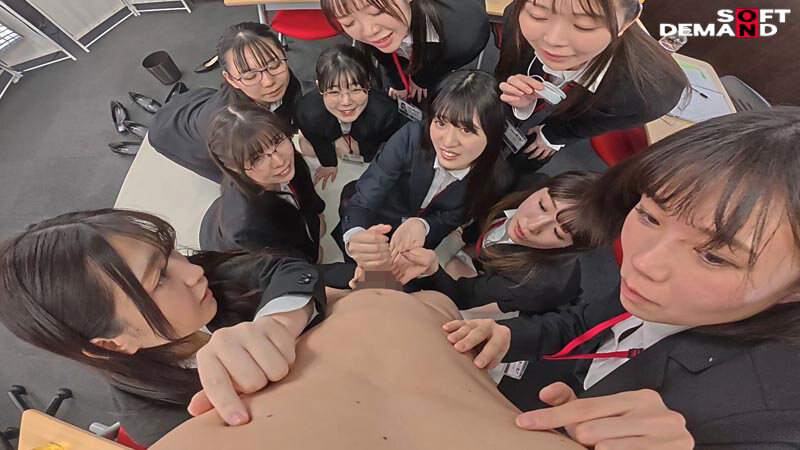SOD女子社員試験官9名が全裸男性1名へち○ぽの勃起からザ~汁射精を手厚いサポート付きでじっくり審査 新人AV男優CFNMハーレムオーディション 画像15