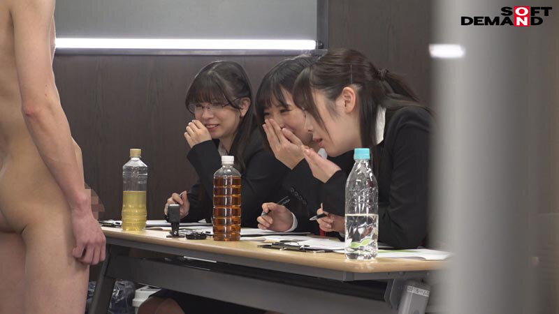SOD女子社員試験官9名が全裸男性1名へち○ぽの勃起からザ~汁射精を手厚いサポート付きでじっくり審査 新人AV男優CFNMハーレムオーディション 画像4