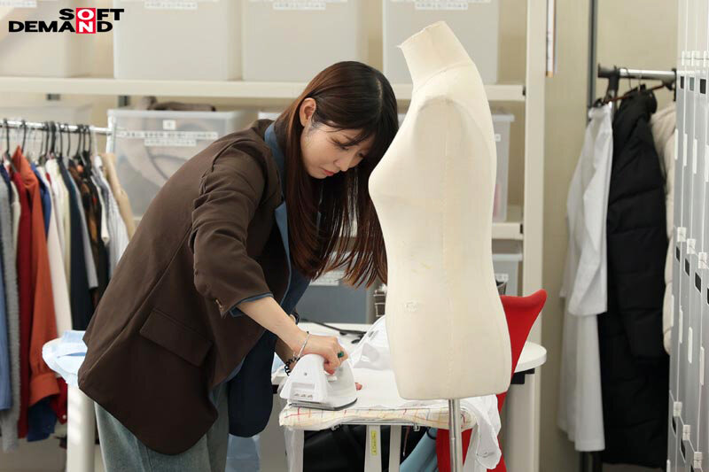 SOD女子社員 中途2年目衣装担当 佐竹。このたび初AV出演!!その後、即全裸業務いたしました。 佐竹夏帆 画像2