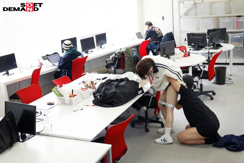 SOD女子社員 meets 「常に性交」AD業務×セックス Wワーク 社内でず~~~っとチ〇ポ突かれっぱなし!AD 新田好実 画像3