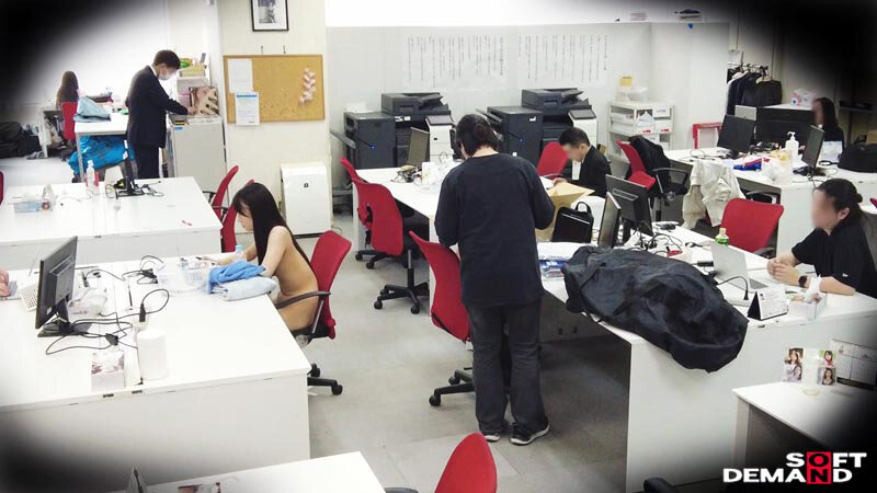 会社で服を着ていないのは一人だけ!ハダカの尊さを身をもって学ぶ SOD女子社員 全裸業務 タオル一枚男湯入ってみませんか?ミッションテストプレイ編 社内露出&普段一緒に働く同僚(たまに男優さん)からザーメン採取5名報告 4枚目