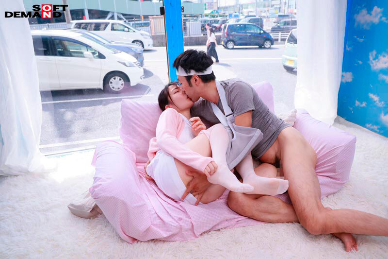 マジックミラー号 看護師限定！ 絶倫ち〇ぽ診察してくれませんか？ デカチン勃起が収まらず困っている男性を奉仕の精神で昇天に導く白衣の天使たち4名収録 画像17