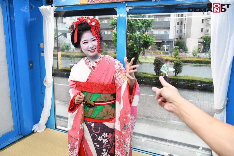 マジックミラー号 ドーランを赤く染めるほど恥ずかしがる芸妓さんと夢の野球拳SEX 画像2