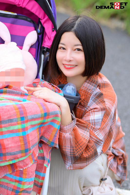 マジックミラー号 優しい子持ちのママにこっそりデカチンを見せつけて 素股で擦りつけて育児でレス気味の欲求不満オ○ンコに旦那の目の前でヌルっと生挿入 産後の柔らかい膣穴が気持ち良すぎて中出し不倫SEX 「母乳が出ちゃうママさんまで…!?」 画像10