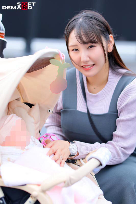 マジックミラー号 優しい子持ちのママにこっそりデカチンを見せつけて 素股で擦りつけて育児でレス気味の欲求不満オ○ンコに旦那の目の前でヌルっと生挿入 産後の柔らかい膣穴が気持ち良すぎて中出し不倫SEX 「母乳が出ちゃうママさんまで…!?」 画像14