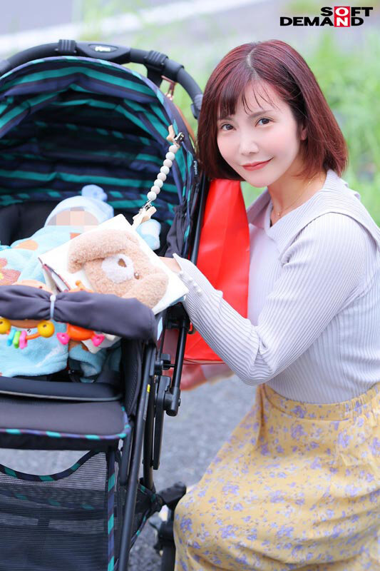 マジックミラー号 優しい子持ちのママにこっそりデカチンを見せつけて 素股で擦りつけて育児でレス気味の欲求不満オ○ンコに旦那の目の前でヌルっと生挿入 産後の柔らかい膣穴が気持ち良すぎて中出し不倫SEX 「母乳が出ちゃうママさんまで…!?」 画像17