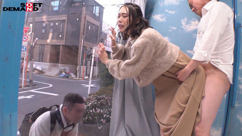 マジックミラー号 服着たままでいいのでマッサージさせてくれませんか!?と声をかけ巷で話題のクイックマッサージを初体験!愛する旦那とはミラー越し30cmの状況で声を我慢すればするほど感じちゃう…本物人妻が我慢できずにスカートの中で不倫SEX 画像16