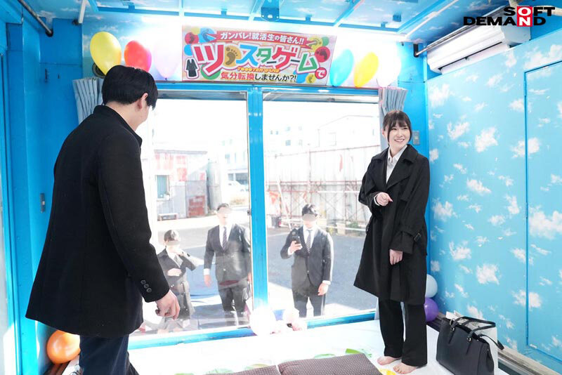 リクルートスーツ姿の女子大生が賞金獲得目指してノーパンノーブラ姿でぬるぬるローションツ〇スターゲーム!密着状態で肌をこすり合っていたら会社説明会帰りの同級生男子と一線を越えて羞恥SEXしてしまうのか? 画像2