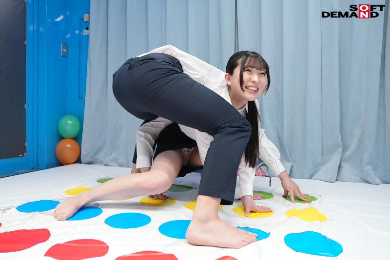 リクルートスーツ姿の女子大生が賞金獲得目指してノーパンノーブラ姿でぬるぬるローションツ〇スターゲーム!密着状態で肌をこすり合っていたら会社説明会帰りの同級生男子と一線を越えて羞恥SEXしてしまうのか? 画像3