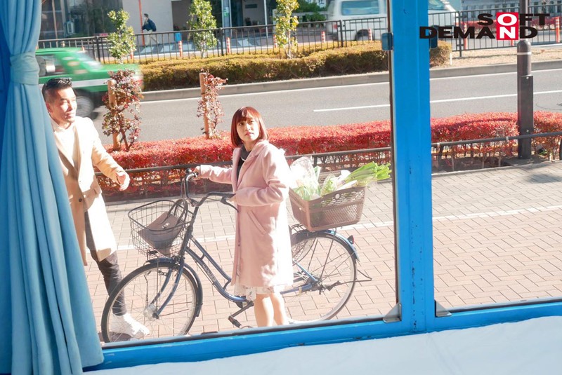 マジックミラー号×アクメ自転車 ママチャリ人妻限定!「みんな私の方を見てる気がするんですけど…」公衆の面前!?でイキまくる!ハリガタピストンで大量潮吹き絶頂アクメ!! 画像8