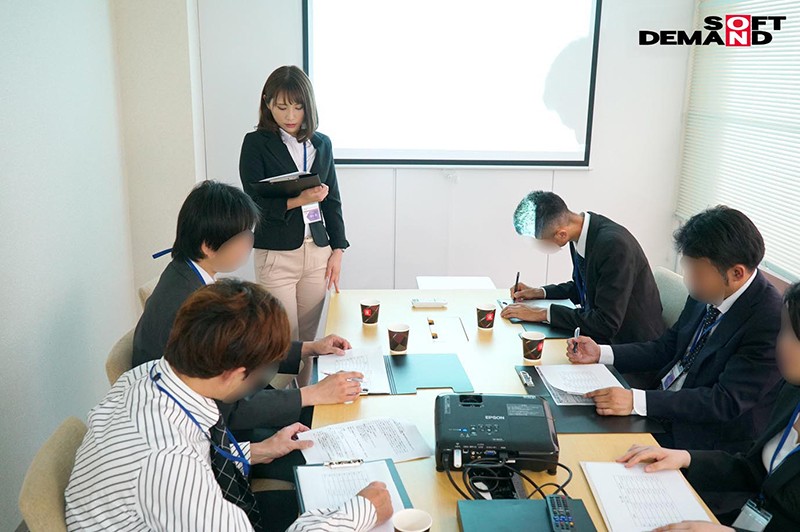 パツパツスキニーパンツのOLをオフィス痴●！無理やり脱がされたズボンで足がもつれ逃げられずアナル丸見えのまま媚薬チ○ポでイカされたスレンダー巨尻女 画像1