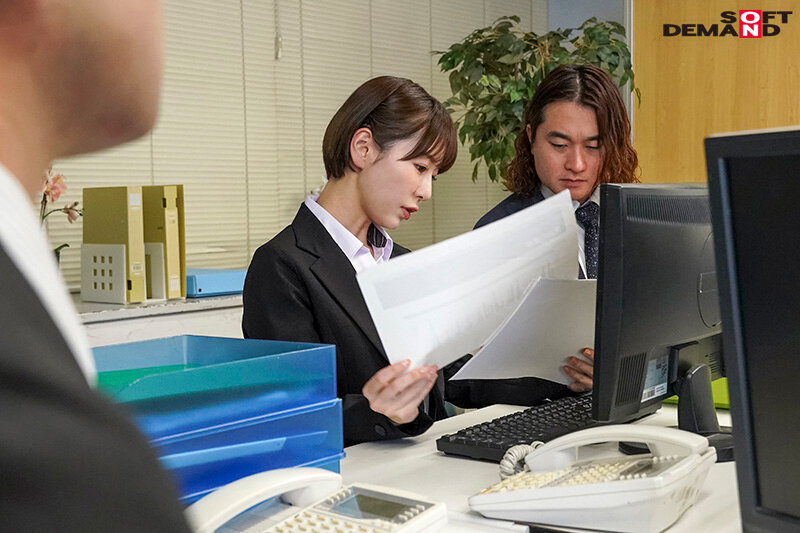 サンプル-終業後の居酒屋NTR ヤリチンの後輩たちに弱みを握られた彼女は酔いつぶれた僕の隣でなされるがまま中出しされた 都築亜美