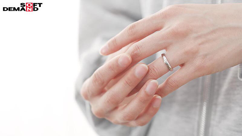 初めての複数プレイでイカされて全身愛液まみれ 最高に敏感なママが大絶頂 緊張の責められAV体験 家庭を一番に想いながら、他人とエッチを辞められない 私はダメな母親ですか? 玉井晴香 33歳 第3章 画像4