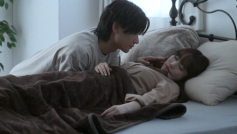 サンプル-灯りが落ちる前に 交わらない想いがひとつの夜に溶けていく 桐香ゆうり