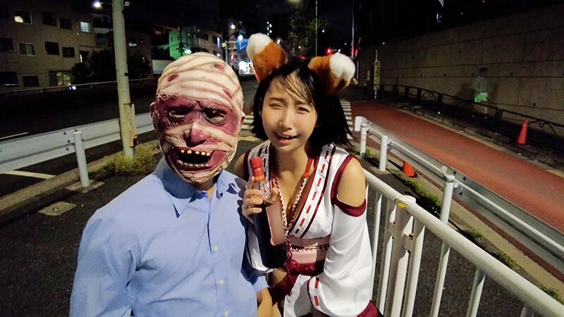 渋谷のハロウィンで見つけたパリピが挑戦！巨乳の彼女が何をされても我慢できれば100万円ノーリアクションゲーム！美巨乳きつねちゃん