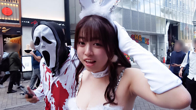 渋谷のハロウィンで見つけたパリピが挑戦！巨乳の彼女が何をされても我慢できれば100万円ノーリアクションゲーム！神乳バニーちゃん - Image 1