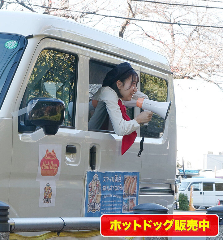人気 AV 女優が挑戦!イカサレ屋台の中で 潮吹きながらホットドッグ売ってください!赤名いと 3枚目