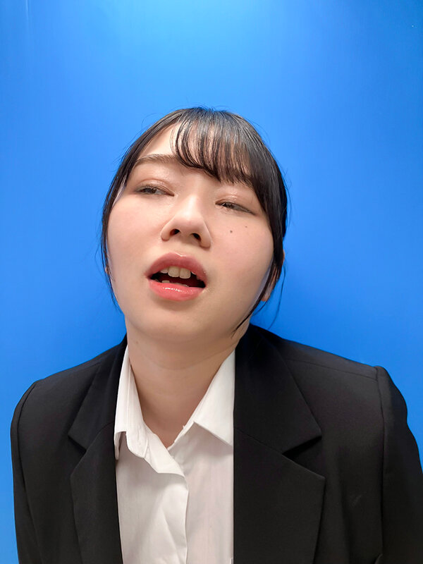 ここで撮影した写真を貼れば絶対合格するというピストンバイブ証明写真ボックス2リクルートスーツの女子大生がどんなに突かれても笑顔をキープ来訪者K.Hさん 画像1