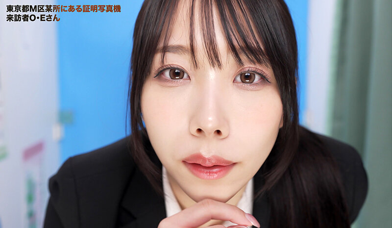 ここで撮影した写真を貼れば絶対合格するというピストンバイブ証明写真ボックス リクルートスーツの女子大生がどんなに突かれても笑顔をキープ 画像2