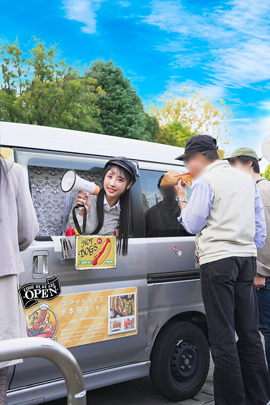 【FANZA限定】人気 AV 女優が挑戦！イカサレ屋台の中で 潮吹きながらホットドッグ売ってください！小野坂ゆいか 望月つぼみ パンツとチェキ付き 画像1