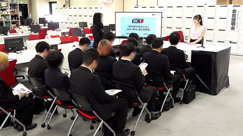 【FANZA限定】「滴るマン汁」「火照って発汗」「大量潮吹き」しながら、会社案内中に就活生にバレないように、こっそりイキまくり！大絶頂会社説明会 パンツとチェキ付き サンプル画像 3
