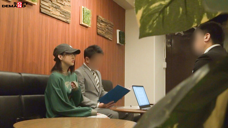 即ホ枕営業でチ〇ポ堕ちメス化!男装カフェで働く店長兼キャストのボーイッシュ女子が巨根ピストンで激イキ! ふみか(20) 画像3
