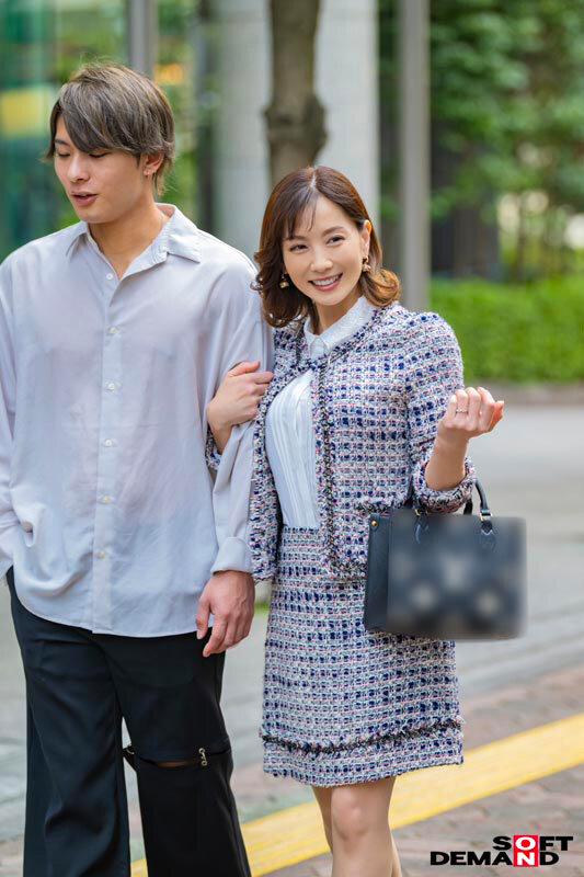 高級スーツを身にまとい化粧品のいい匂いがする芸能プロダクションの女社長が買い物不倫デート中に理性がぶっ飛びオマ●コがバカになるまで激ピス懇願 古東まりこ 画像2