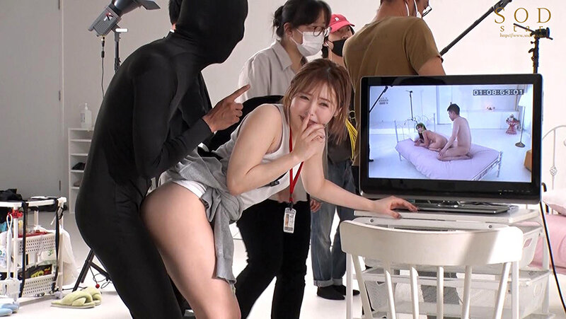 STARS-682 screenshot 12 One day AD experience at SOD head office! Yuna Ogura, who became an assistant director of the production department, keeps fucking her acquaintances in front of her and humiliates them.