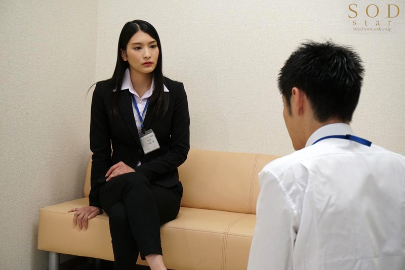 本庄鈴 誰もが振り返る長身パンツスーツOLと禁断の社内性交 画像14