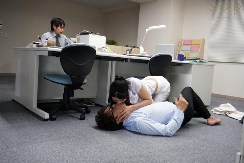 本庄鈴 誰もが振り返る長身パンツスーツOLと禁断の社内性交 画像4