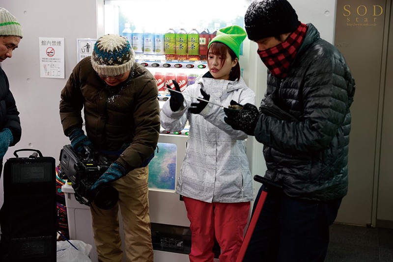 ロケ帰り相部屋NTR 大雪で東京に帰れなくなったお天気お姉さんが、仕事の愚痴を聞いてくれる新人ADと妊娠するまで中出ししまくった一晩。 唯井まひろ 2