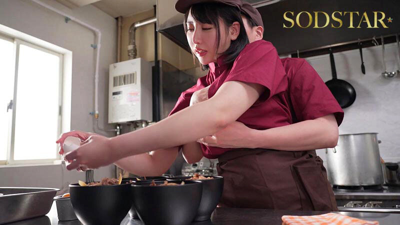 隠れ極上エロボディの牛丼チェーン店で働くパート主婦が学生バイトと避妊具なしでネチョベロ不倫中出しSEX 夏目響 12枚目
