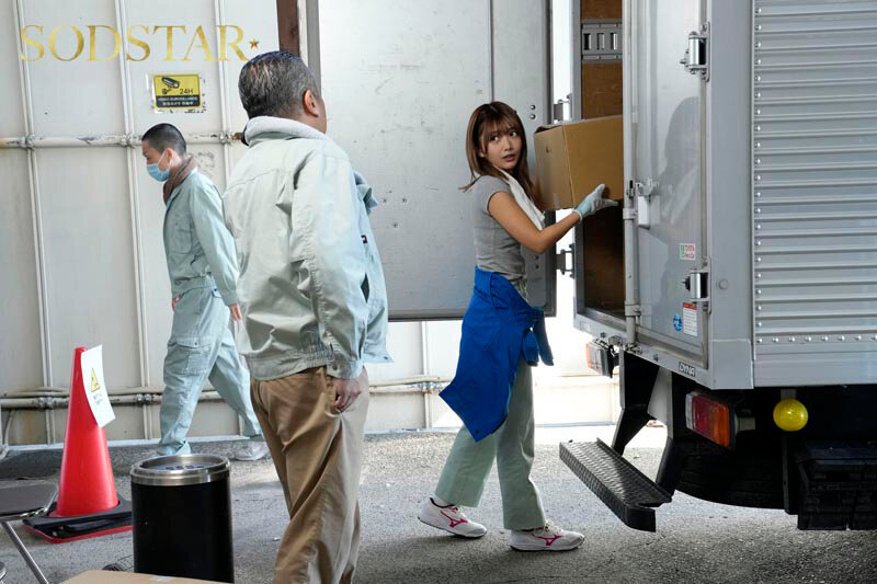 配送中NTR 既婚ベテランドライバーの配送に付いて回るうち車中でおそわれてしまった新婚人妻 星乃莉子 画像8