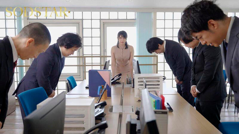 クールな外見で常にしごできオーラを放っている夏目部長 いざ下についてみるとポンコツ判明 仕事はぜんぶボクに丸投げだけど 残業後は飲みに連れてってくれ自宅で生マンまでさせてくれる とっても優しいクーデレ女上司 夏目響 2枚目