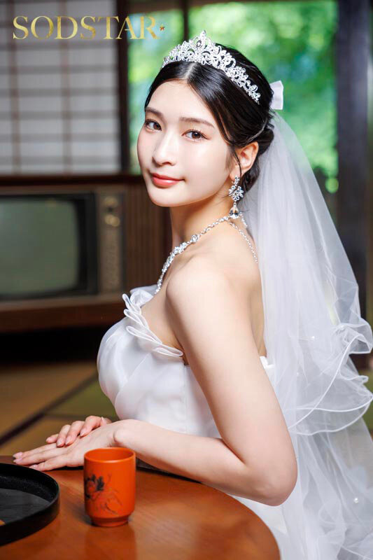 3日後にウェディングドレスを着る従姉 婚前最後の帰省中貸したままだった僕のタンクトップを着ている姿に15年募らせていた欲望が暴発した2日間 本庄鈴 画像2