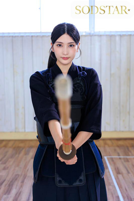 無表情な剣道の女師範 その凛とした佇まいからは想像出来ないほど弟子たちに甘く’チン媚び’目線で何度でもヌイてくれる 本庄鈴 画像2