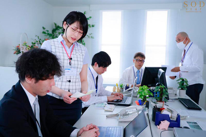 デリヘル呼んだらいつも領収書を突っ返してくる経理部の欲求不満OLと遭遇「まさか、飲食代で落とさないでくださいよ…」と言いつつ生本番させてくれ自宅でも会社でもヌいてくれる関係に 夏目響 画像14