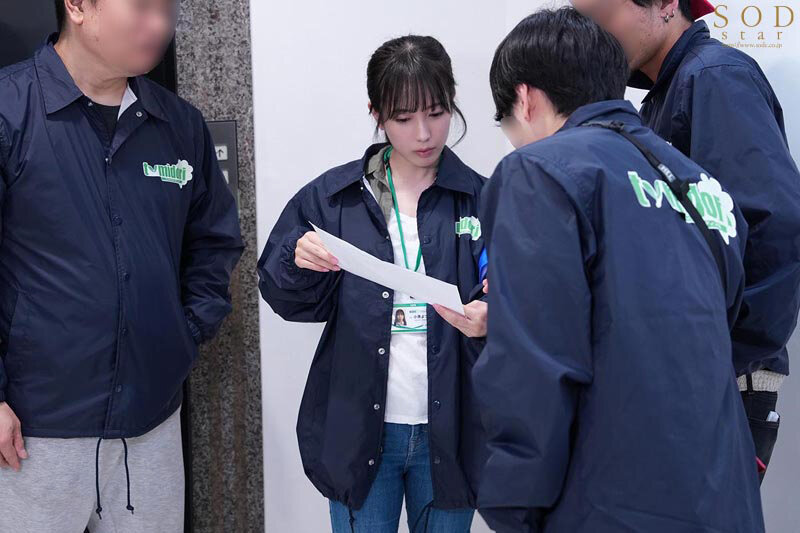 【数量限定】激務な報道局で働くボクが欲求不満な美人ディレクターを刺激したらエロスイッチを入れてしまい何度も誘惑されて…シャワーも浴びずに編集所に籠って汗だくセックスに明け暮れた 小湊よつ葉 ステッカーとパンティと写真セット 画像2